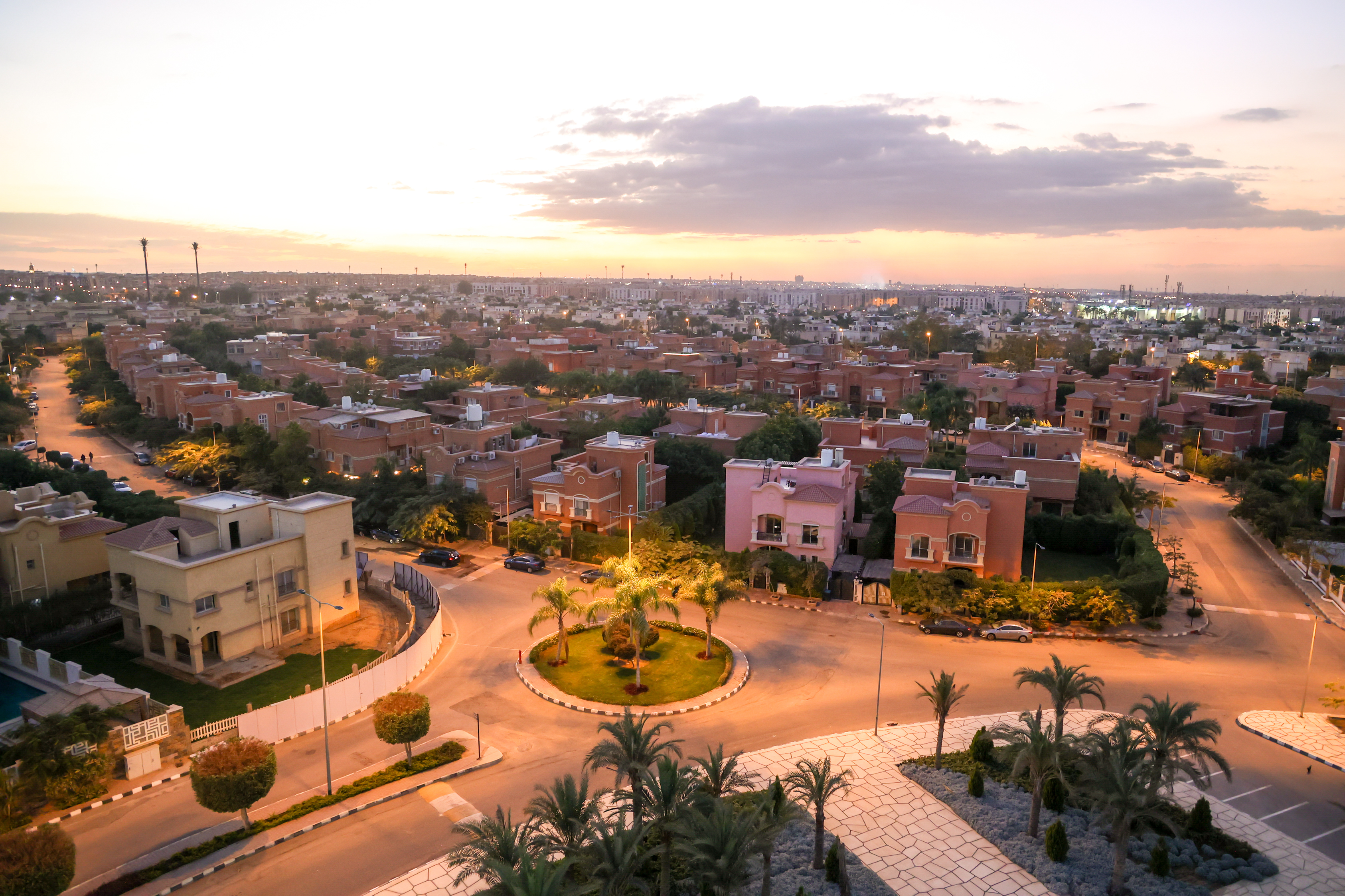 ضمن أعمال التطوير الشاملة.. منظومة إضاءة ذكية تزين شوارع الرحاب
